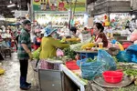 Tình trạng lơ là các biện pháp phòng ngừa lây nhiễm của tiểu thương và người mua hàng diễn ra khá phổ biến tại các chợ truyền thống của TPHCM