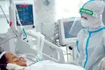 Trang bị thiết bị mới, hiện đại sẽ giúp việc điều trị bệnh nhân được thuận lợi hơn tại Bệnh viện Hồi sức Covid-19, TP Thủ Đức, TPHCM. Ảnh: HOÀNG HÙNG