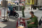 Người dân khai báo y tế qua chốt kiểm soát bằng ứng dụng của Bộ Công an
