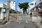 Nhiều tuyến đường, con hẻm ở TPHCM vẫn rào chắn nhiều lớp