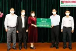 Ms. Luu Thi Thanh Mau (left) presenting medical equipment for pandemic prevention worth VND 20 bn to Mr. Phan Van Mai, Chairman of People's Committee of Ho Chi Minh City.
