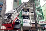 Cảnh sát dùng xe thang cứu 2 nạn nhân tại vụ cháy trên đường Trần Hưng Đạo (phường 2, quận 5) trưa 11-11
