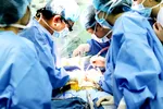 Các bác sĩ đang thực hiện một ca ghép gan cho bệnh nhân nhỏ tuổi