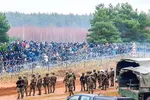 Quân đội Ba Lan ngăn chặn người nhập cư tại biên giới với Belarus vào tháng 9-2021.