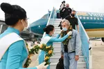 Các vị khách quốc tế đầu tiên đến Việt Nam trong chương trình thí điểm đón khách quốc tế.