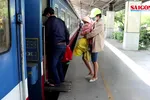 Giá vé tàu xe ổn định, người dân thoải mái về quê đón tết
