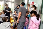TPHCM: Người dân chen chúc chờ test, lấy giấy xác nhận khỏi F0, trạm y tế nói gì?