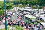 TPHCM: Hàng ngàn phương tiện “chôn chân” trên đại lộ Phạm Văn Đồng