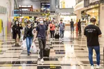 Hành khách tại sân bay Changi, Singapore. 