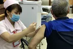 Nhân viên y tế đến tận nhà tiêm vaccine cho người cao tuổi