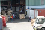 Hàng hóa tại kho vận Tân Cảng - Cát Lái đang được vận chuyển xuất nhập vào các container Ảnh: HOÀNG HÙNG