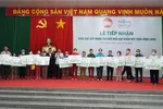 Ông Bùi Văn Nghiêm - Bí thư Tỉnh ủy tỉnh Vĩnh Long và ông Bùi Xuân Huy – Chủ tịch HĐQT Novaland trao bảng tài trợ tượng trưng cho đại diện các hộ dân khó khăn.