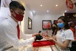 Khách hàng giao dịch vàng. (Ảnh: TTXVN)