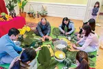 Đại sứ quán Việt Nam cùng bà con kiều bào gói bánh chưng đón Tết.
