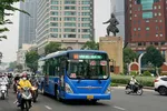Xe buýt dùng nhiên liệu sạch bảo vệ môi trường lưu thông trên đường Tôn Đức Thắng, quận 1, TPHCM Ảnh: HOÀNG HÙNG 