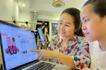 Người dân tìm hiểu mua hàng trực tuyến Ảnh: Hoàng Hùng