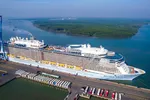 Tàu Spectrum of the Seas cập cảng Tân Cảng - Cái Mép sáng 26-2 chở theo 3.800 du khách quốc tế đến tham quan Việt Nam. 