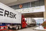 Các xe container chở hàng hóa sang Trung Quốc tại Cửa khẩu quốc tế đường bộ số 2 Kim Thành, Lào Cai.