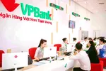 Khách hàng giao dịch tại VPBank. Ảnh: MINH HUY