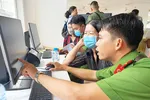 Cán bộ Công an quận 12 (TPHCM) hướng dẫn người dân đăng ký tài khoản Dịch vụ công trực tuyến Ảnh: NGÔ BÌNH