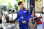 Giá xăng RON95 lên 22.010 đồng/lít, tăng 520 đồng/lít