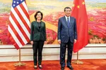 Bộ trưởng Thương mại Mỹ Gina Raimondo (trái) và Phó Thủ tướng Trung Quốc He Lifeng tại Đại lễ đường Nhân dân ở Bắc Kinh ngày 29-8.