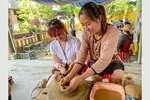 Du khách trải nghiệm làm gốm tại Làng gốm Thanh Hà, Hội An. 