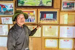 Ông Đinh Hợp được nhận nhiều giấy khen, bằng khen về giúp xóa đói giảm nghèo. Ảnh: M.PHONG