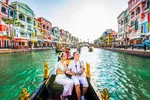Du khách ngồi thuyền Gondola du ngoạn đảo ngọc Phú Quốc.