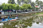 Sau 1 tháng không thu gom, kênh Nhiêu Lộc-Thị Nghè đã ùn ứ hơn 100 tấn rác.