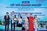 Lãnh đạo Tỉnh ủy - UBND tỉnh Bình Phước tặng hoa các nhà tài trợ Diễn đàn kết nối doanh nghiệp EuroCham 2024. 