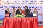 Ông Lưu Đức Khánh - Giám đốc Điều hành Vietjet và Ông Bùi Tá Hoàng Vũ - Giám đốc Sở Du lịch TP HCM thực hiện ký kết dưới sự chứng kiến của Bà Nguyễn Thị Thu - Thành ủy viên, Phó chủ tịch UBND TP.HCM.