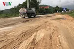 Quốc lộ 8A qua huyện Hương Sơn đang bị xuống cấp nghiêm trọng.
