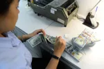 Doanh nghiệp tăng vay ngoại tệ, NHNN tìm cách siết