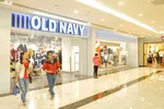 Hai thương hiệu thời trang nước ngoài OldNavy và Levis liền kề trong trung tâm thương mại Vincom. Ảnh: CAO THĂNG