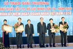 Bí thư Thành ủy TPHCM Nguyễn Thiện Nhân và Chủ tịch UBND TPHCM Nguyễn Thành Phong, trao giải thưởng cho các doanh nhân trẻ xuất sắc TPHCM. Ảnh: NGUYỄN ĐÌNH