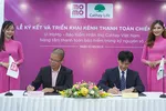 Ông Phạm Thành Đức – Tổng giám đốc Ví điện tử MoMo và ông Eric Wu – Phó tổng giám đốc Cathay Việt Nam tại buổi lễ ký kết