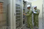 Kiểm tra thông số kỹ thuật hệ thống thông tin trạm biến áp 500kV Thạnh Mỹ. (Ảnh: Ngọc Hà/TTXVN)