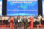 Đại diện FE CREDIT nhận 2 danh hiệu tại lễ trao giải Hàng Việt tốt 2019.