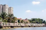 Một góc hành lang sông Sài Gòn bị các dự án, khu biệt thự lấn chiếm làm của riêng.