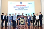 Đại diện Lãnh đạo HOSE cùng Lãnh đạo các đơn vị thực hiện nghi thức đánh cồng hưởng ứng nâng cao nhận thức tài chính.