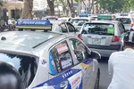 Bổ sung quy định cho phép taxi được quyền lựa chọn có hộp đèn với chữ “TAXI” gắn cố định trên nóc xe hoặc niêm yết dán cố định cụm từ “XE TAXI” trên kính. Ảnh minh hoạ.