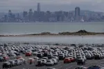 Ôtô mới tại kho bãi gần cảng Richmond, bang California của Mỹ. (Ảnh: AFP/TTXVN)