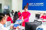 Khách hàng đang giao dịch tại VietABank.