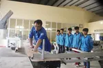 Giáo viên Trường Cao đẳng Nghề Yên Bái hướng dẫn học sinh, sinh viên học nghề mộc. (Ảnh: TTXVN phát)