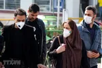 Người dân đeo khẩu trang phòng tránh dịch COVID-19 tại Tehran, Iran, ngày 22/2. (Ảnh: AFP/TTXVN)