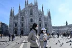 Đeo khẩu trang phòng lây nhiễm dịch viêm đường hô hấp cấp COVID-19 ở Duomo, Milan, Italy ngày 24/2/2020. (Ảnh: AFP/TTXVN)