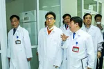 Phó Thủ tướng Vũ Đức Đam (giữa) nghe lãnh đạo BV Bệnh Nhiệt đới Trung ương báo cáo công tác phòng, chống dịch viêm hô hấp cấp Corona. Ảnh: Đình Nam
