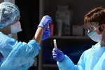 Nhân viên y tế kiểm tra mẫu bệnh phẩm của bệnh nhân nhiễm COVID-19 tại một cơ sở thí nghiệm ở San Francisco, bang California ngày 12/3/2020. (Nguồn: AFP/TTXVN)