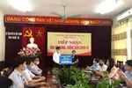 Đại diện Tập đoàn T&T Group trao 5 tỷ đồng ủng hộ cuộc chiến chống dịch Covid-19 của tỉnh Nghệ An. 
